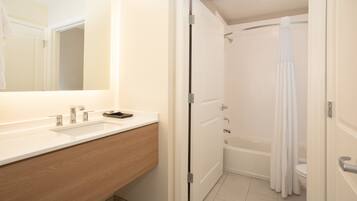 Artículos de tocador gratuitos, secador de pelo, toallas