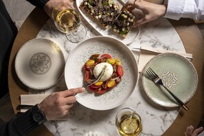 Breakfast, lunch, dinner served; Italian cuisine 