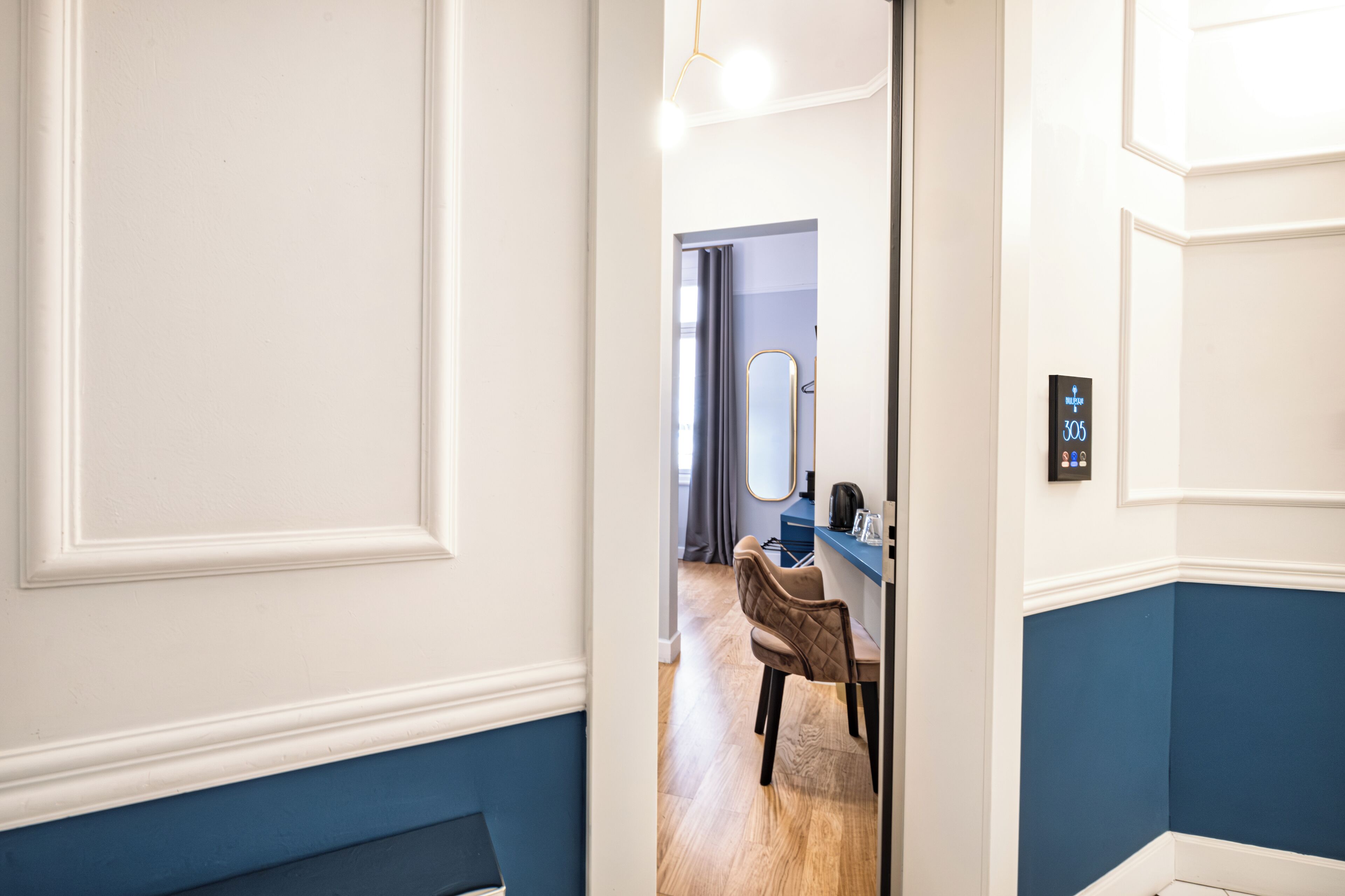 deluxe room, 1 queen bed | 1 bedroom, minibar, in-room safe, desk