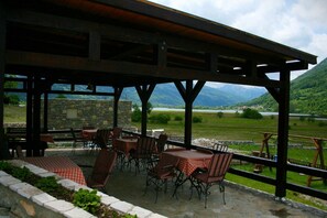Outdoor dining - Welcome to the place that exudes harmony! (Plav)