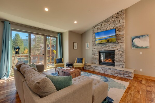 Fernseher, Kamin, Videospiele, Tischfußball