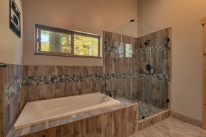 Combined shower/bathtub, hair dryer, towels - Classic Arcade, Foosball, Telescope, Built in 2020, Spa + 10mins to Lake – Paradise Point (South Lake Tahoe)