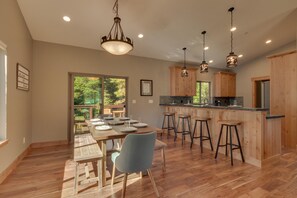 Dining - Classic Arcade, Foosball, Telescope, Built in 2020, Spa + 10mins to Lake – Paradise Point (South Lake Tahoe)