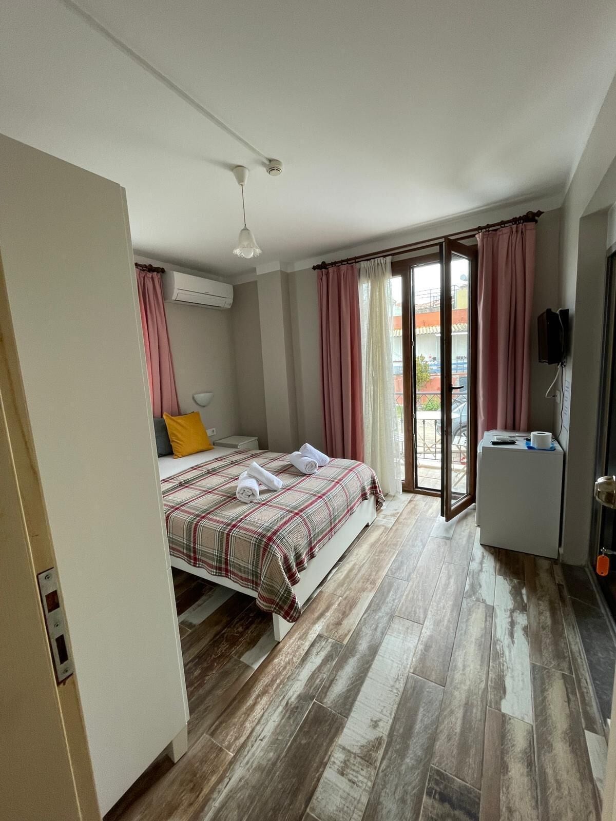 Habitación Deluxe | Caja de seguridad en la habitación, wifi gratis y ropa de cama 