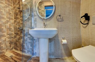 Ducha, artículos de higiene personal gratuitos y secador de pelo