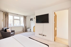 4 bedrooms, desk, laptop workspace, iron/ironing board - The Porchester Gardens - Modern & Bright 4bdr With Garden and Parking (London)