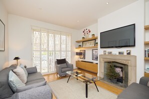 En 37-tommers smart-TV med kabel-kanaler samt TV