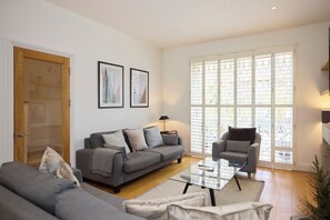 37-inch Smart TV with cable channels, TV - The Porchester Gardens - Modern & Bright 4bdr With Garden and Parking (London)