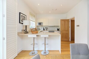 Fridge, microwave, oven, dishwasher - The Porchester Gardens - Modern & Bright 4bdr With Garden and Parking (London)