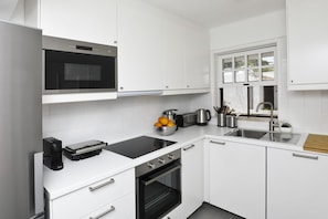 Jääkaappi, mikroaaltouuni, uuni, liesi