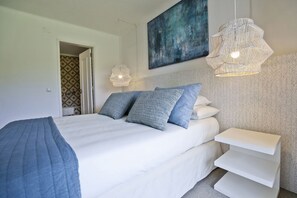 2 makuuhuonetta, tallelokero huoneessa, silitysrauta/-lauta