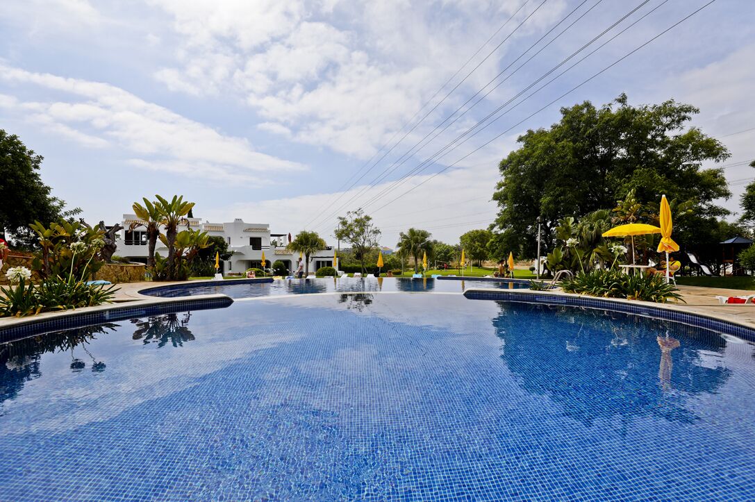 Een buitenzwembad, een verwarmd zwembad