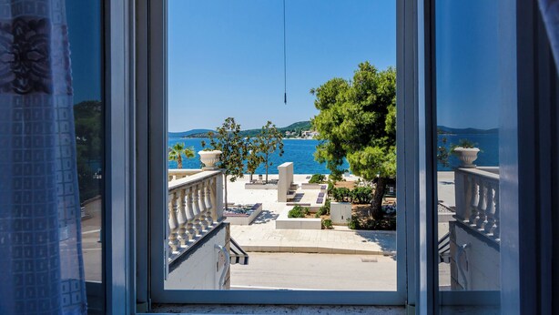 A balcony with a view of the sea and hills. - Villa Ro-ma (Dubrovacko Primorje)