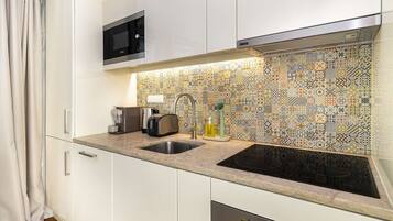 Refrigerador, microondas, horno y parrilla de estufa