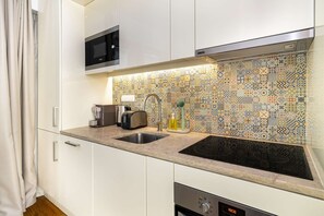 Kühlschrank, Mikrowelle, Ofen, Herdplatte