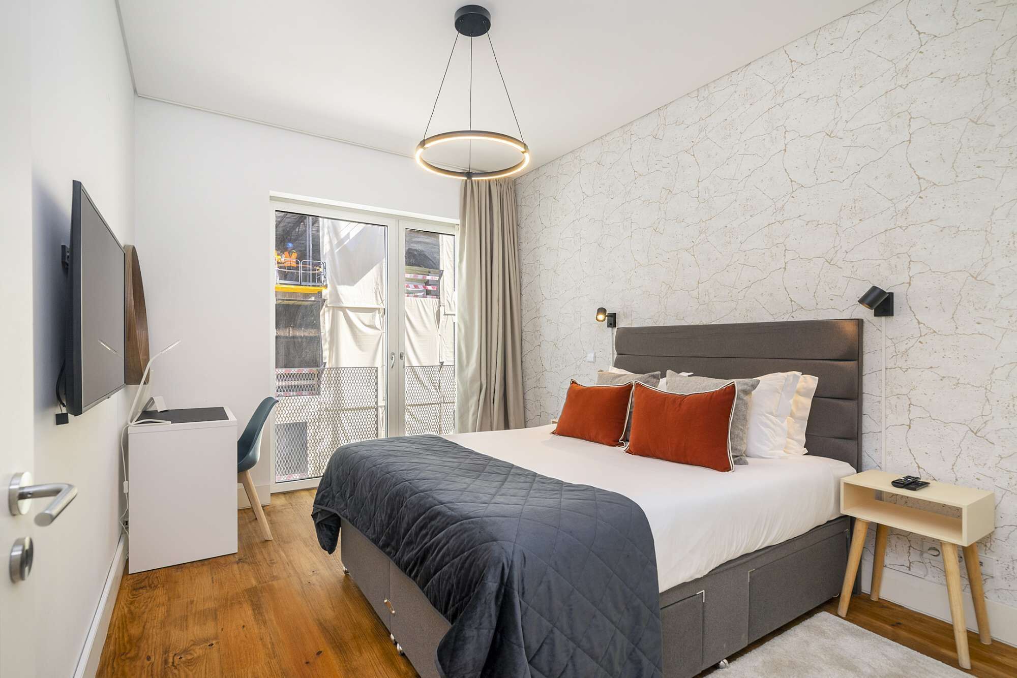 1 habitación, escritorio, tabla de planchar con plancha y wifi 