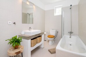 Bañera, secador de pelo, toallas