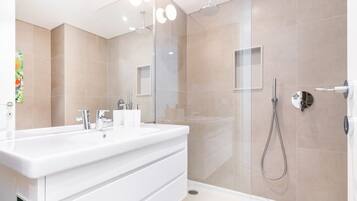 Shower, hair dryer, towels