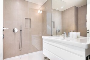 Douche, sèche-cheveux, serviettes fournies