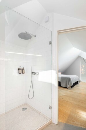 Douche, sèche-cheveux, serviettes fournies