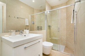 Douche, sèche-cheveux, serviettes fournies