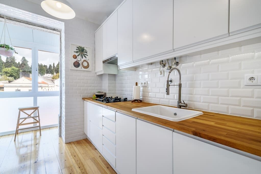 Kylskåp, mikrovågsugn, ugn och spishäll