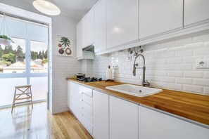 Frigorifero, microonde, forno, piano cottura