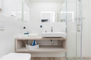 Ducha, secador de pelo y toallas