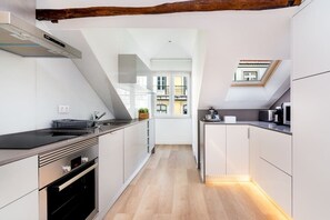 Réfrigérateur, four à micro-ondes, un four, surface de cuisson