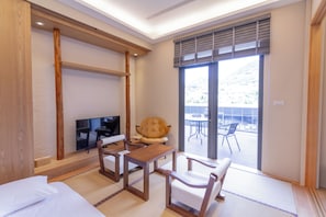 Trippelrum i japansk stil - icke-rökare - utsikt mot bergen | Vardagsrum | Platt-tv