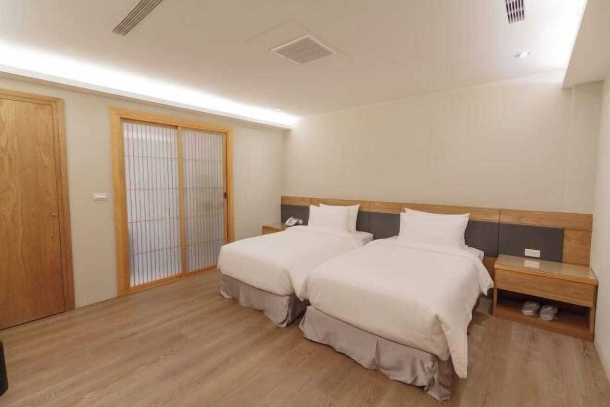 Premium bedding, minibar, blackout drapes, WiFi (free)