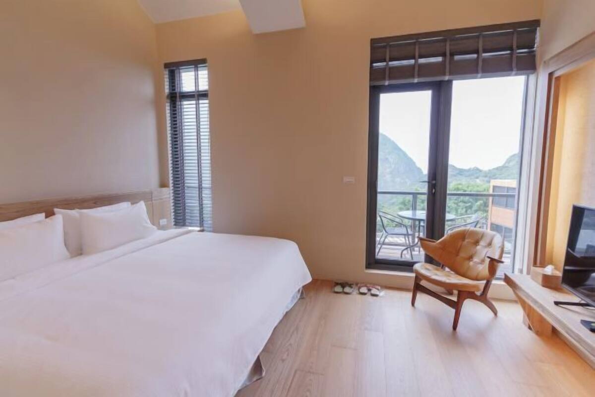 Premium bedding, minibar, blackout drapes, WiFi (free)