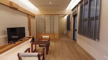 Family Triple Room, Non Smoking, Courtyard View | Premium bedding, minibar, blackout drapes, free WiFi