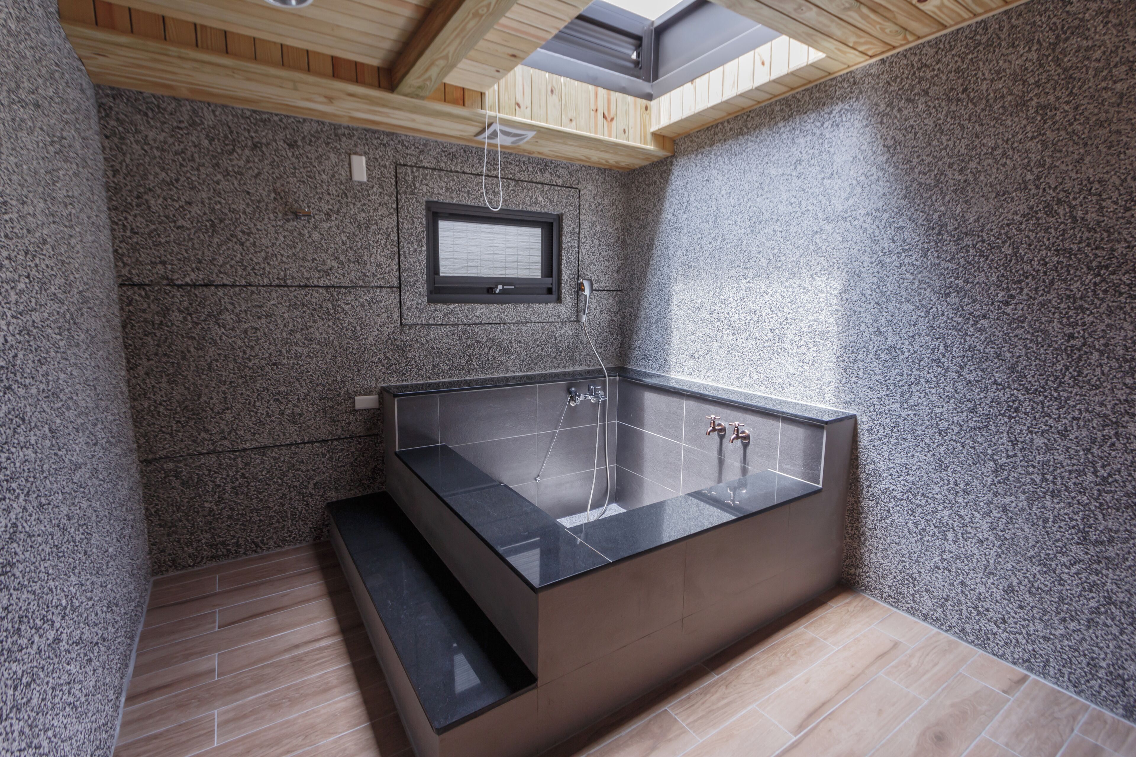 Family Triple Room, Non Smoking, Courtyard View | Bathroom