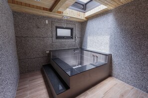 Chambre Triple Familiale, non-fumeurs, vue cour intérieure | Salle de bain | Douche, douche à « effet pluie », sèche-cheveux, peignoirs
