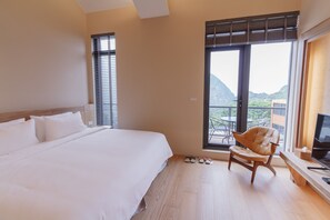 Quarto triplo família, para não fumantes, vista para a montanha | Roupas de cama premium, frigobar, cortinas blackout, Wi-Fi de cortesia