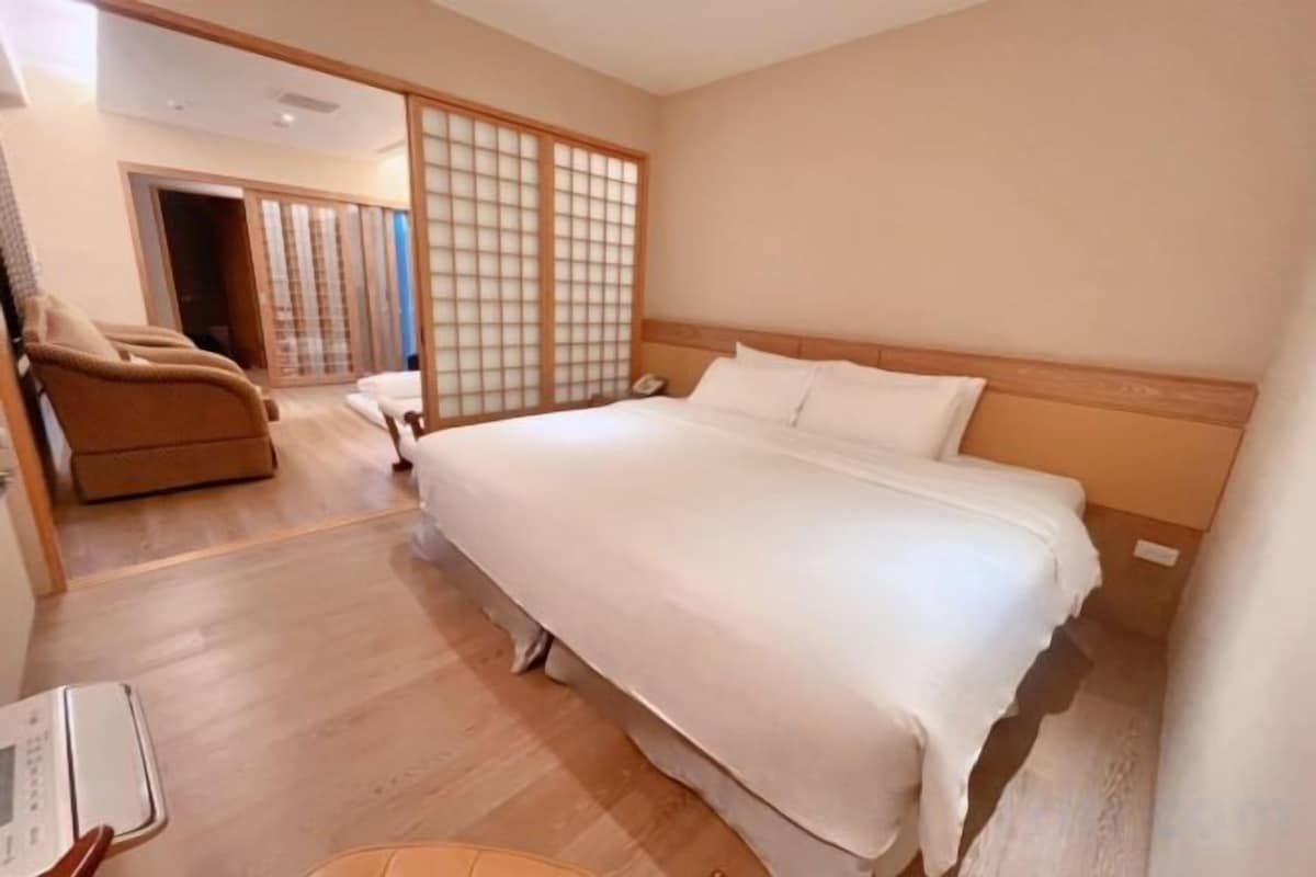 Premium bedding, minibar, blackout curtains, soundproofing
