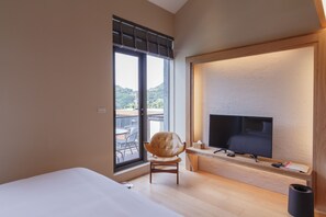 Family Triple Room, Non Smoking, Mountain View | Blackout curtains, free WiFi, bed sheets - Jien Mount Villas (New Taipei City)