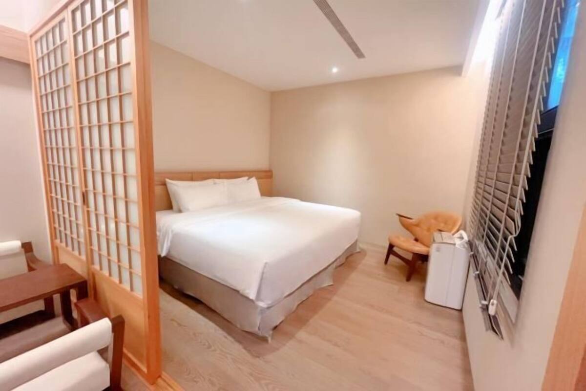 Premium bedding, minibar, blackout drapes, WiFi (free)