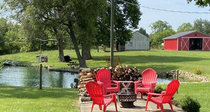 Hagen Homestead, Quiet, serene farmhouse, close to everything!