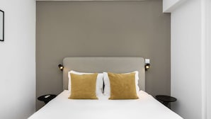 A bedroom with a grey headboard, two bedside tables, and two pillows. - Borja111 | Amazing View | AC | Elevator | Families (Lisboa)