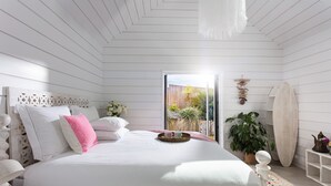 Un dormitorio con cama, mesita de noche y vistas al exterior.