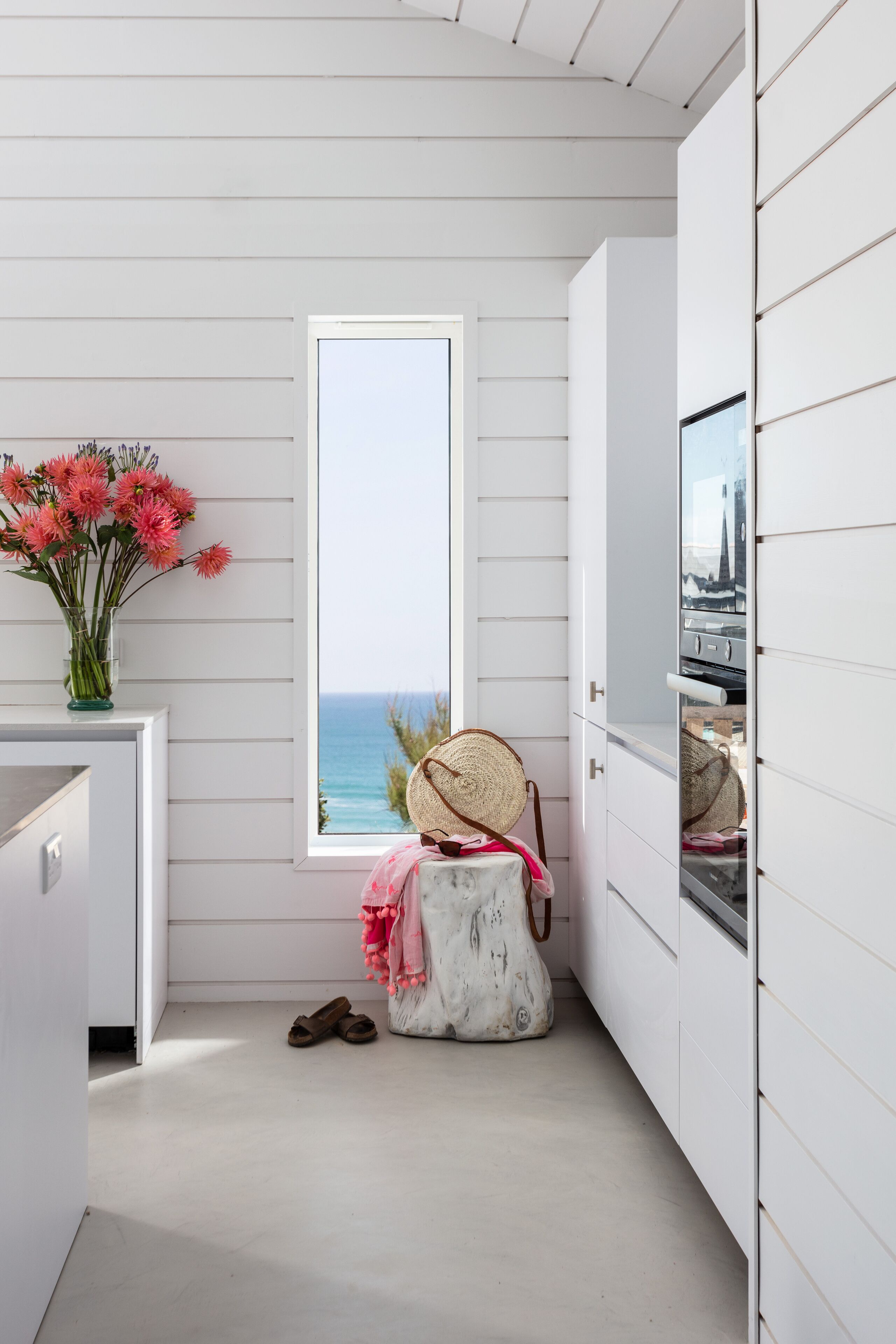 Großer Kühlschrank, Mikrowelle, Ofen, Herdplatte