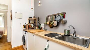 Fridge, oven, stovetop, coffee/tea maker