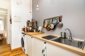 Een koelkast, een oven, een kookplaat, een koffiezetapparaat/waterkoker