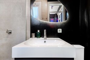 Shower, hair dryer, towels - Urban Oasis Haven with AC & Patio (Lisboa)