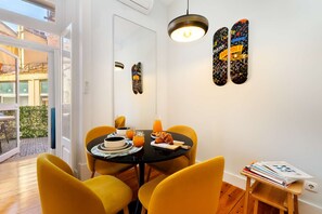 Dining - Urban Oasis Haven with AC & Patio (Lisboa)