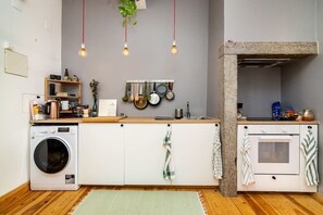 Réfrigérateur, four, plaque de cuisson, cafetière/bouilloire