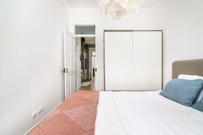 1 dormitorio, escritorio, tabla de planchar con plancha y wifi