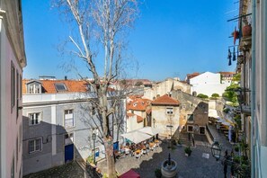 Outdoor dining - Spacious and fully equipped 2-bedroom apartment located in Largo dos Trigueiros (Lisboa)